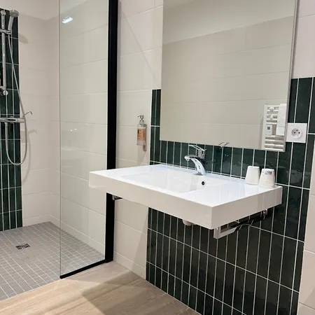 Du Commerce-restaurant Au Couteau Hotel