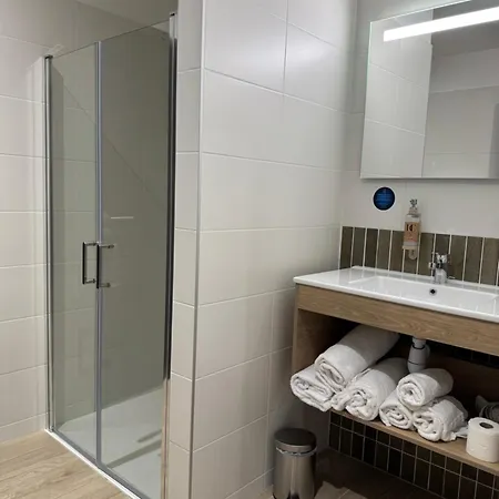 Hotel Du Commerce-restaurant Au Couteau 3*