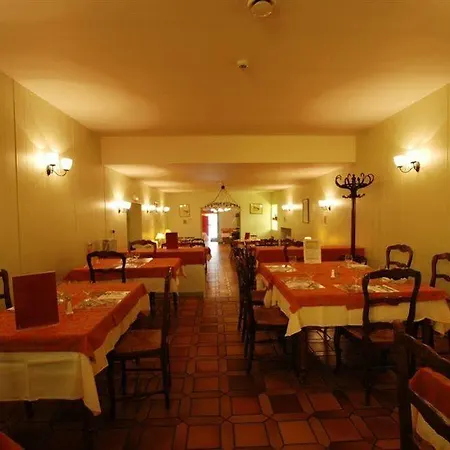 Du Commerce-restaurant Au Couteau Hotel