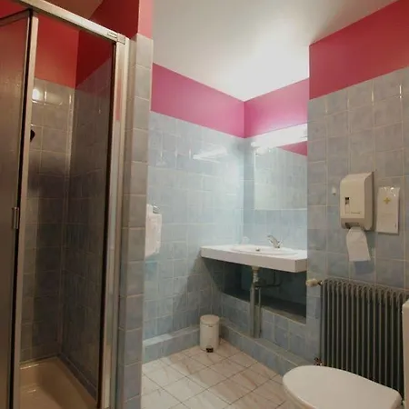 Du Commerce-restaurant Au Couteau Hotel